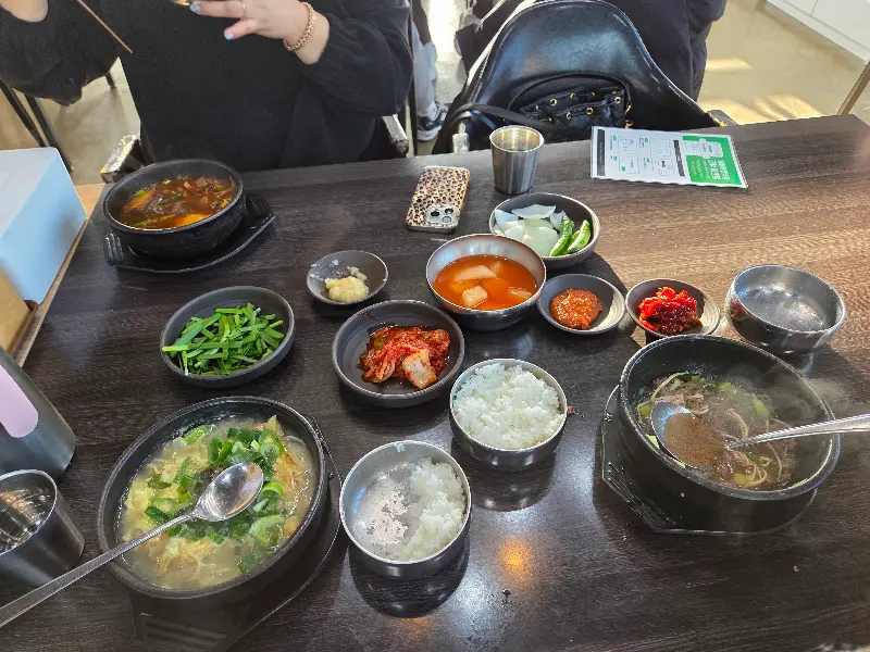 다양한 밑반찬과 함께 즐기는 해장국