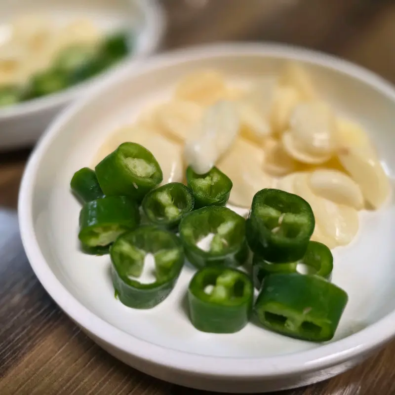 매운 고추와 마늘