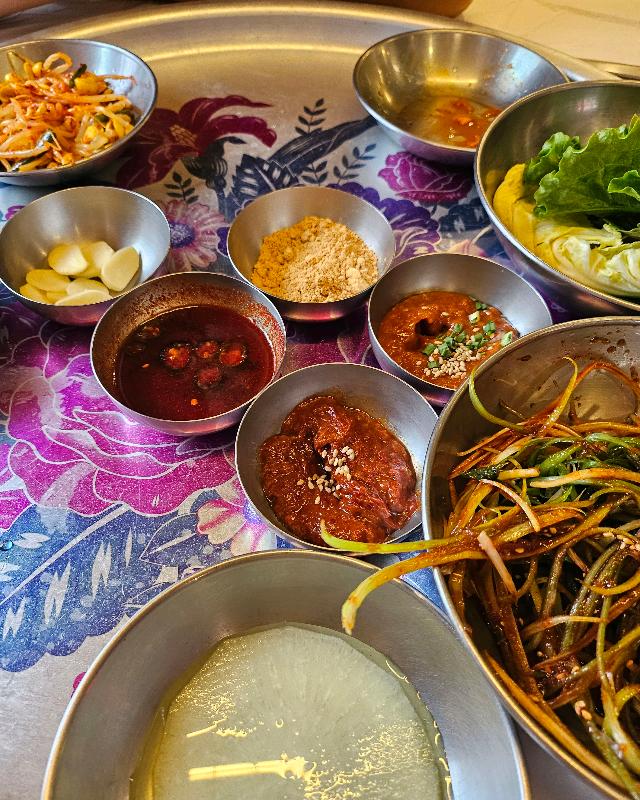 다양한 소스가 준비된 테이블 세팅