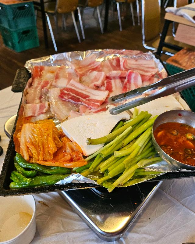 불판 위에 올려진 다채로운 재료들