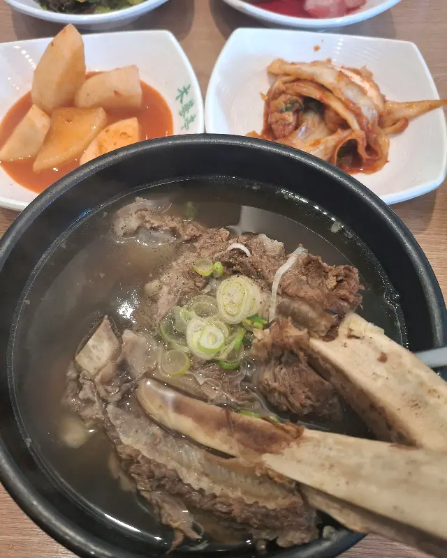 푸짐한 갈비와 밑반찬