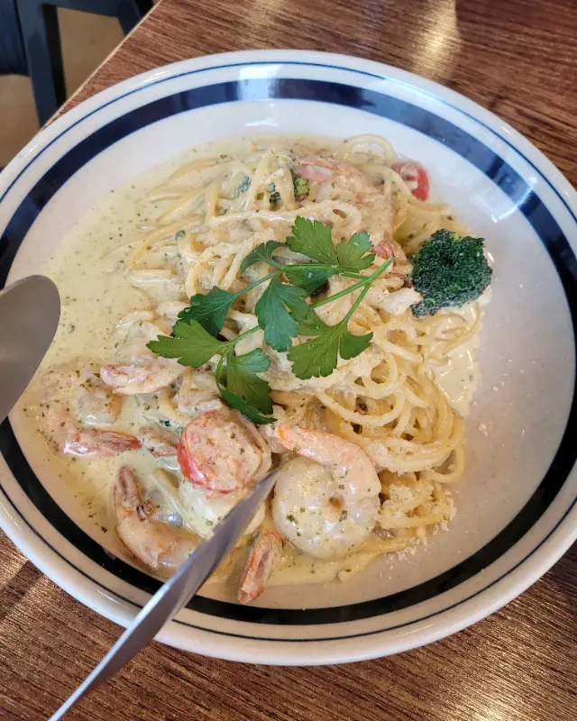 노른자를 톡 터뜨린 까르보나라 파스타