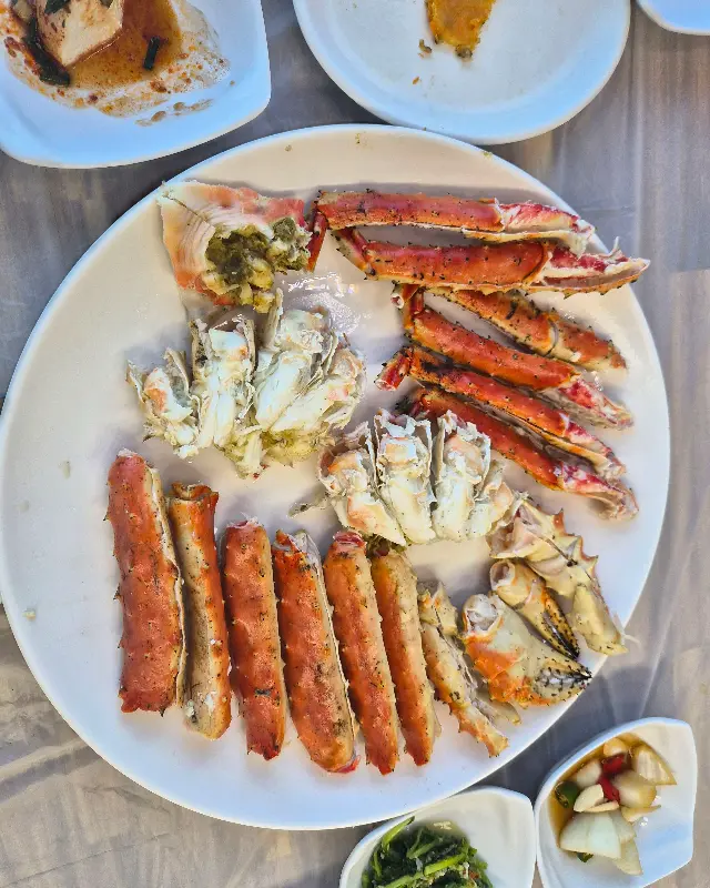 푸짐하게 차려진 대게 한 상