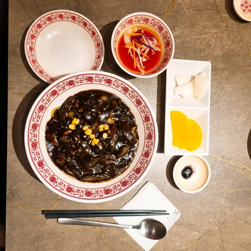 윤기가 흐르는 짜장면