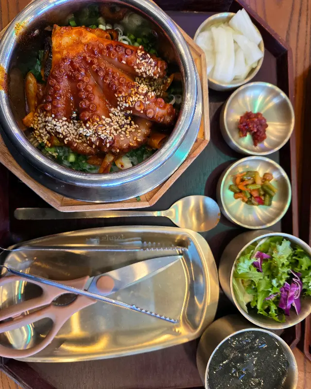 정갈하게 차려진 통문어 솥밥 반상