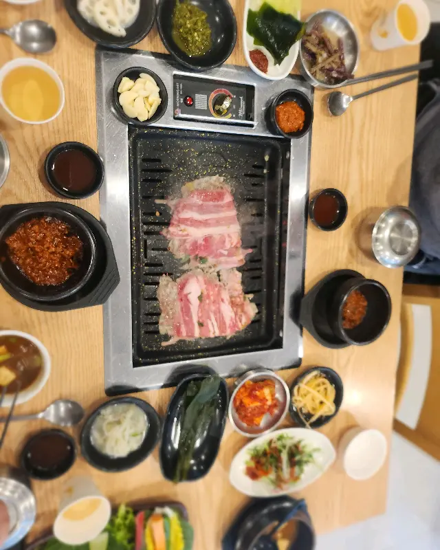불판 위에서 맛있게 익어가는 우삼겹