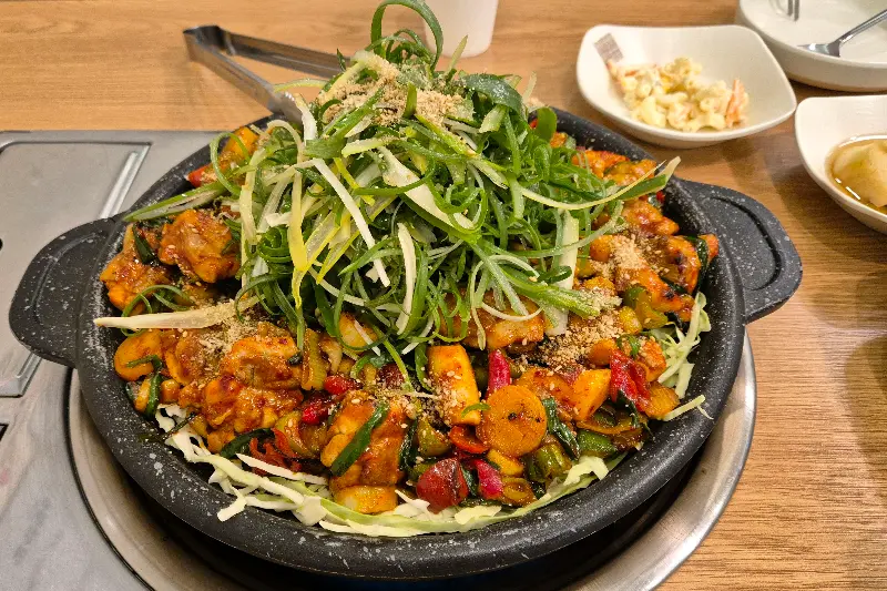 파채가 듬뿍 올려진 닭불고기