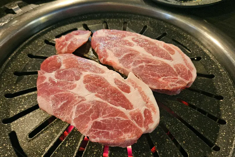 숯불 위에서 맛있게 구워지고 있는 목살