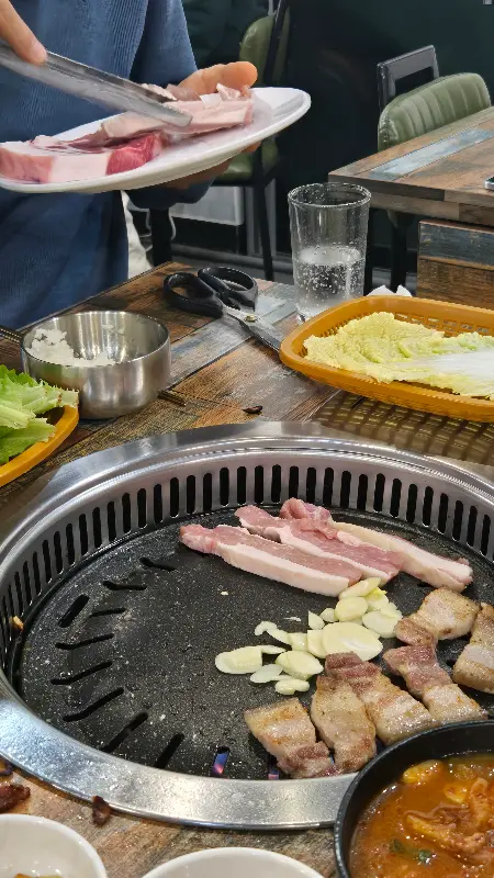 싱싱한 흑돼지의 모습