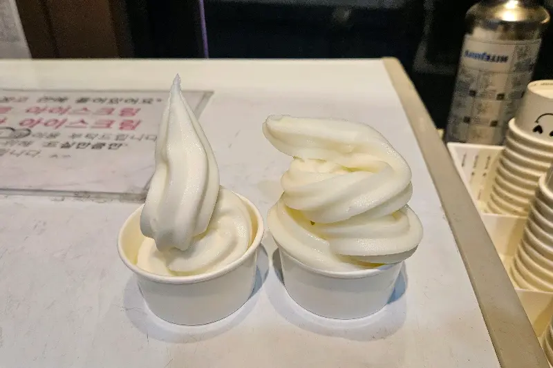 후식으로 제공되는 소프트 아이스크림