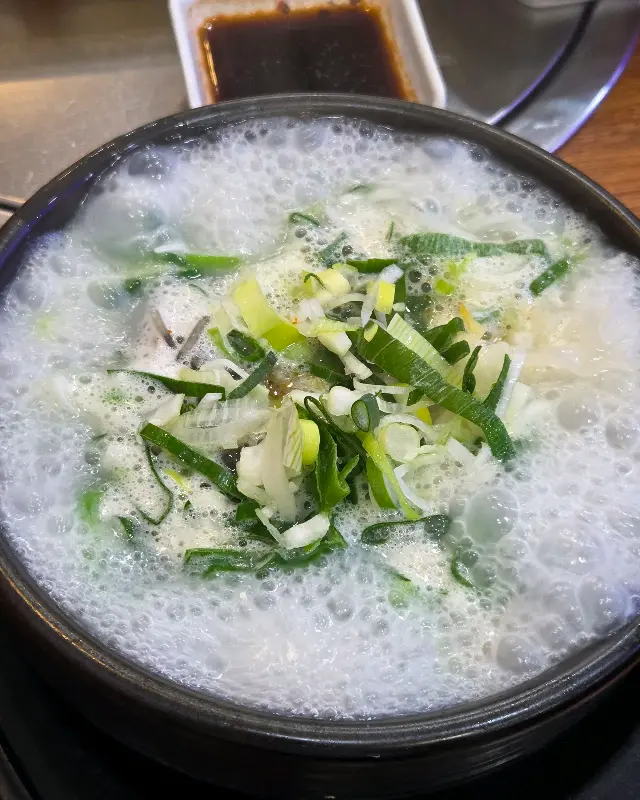 보글보글 끓는 국밥의 모습