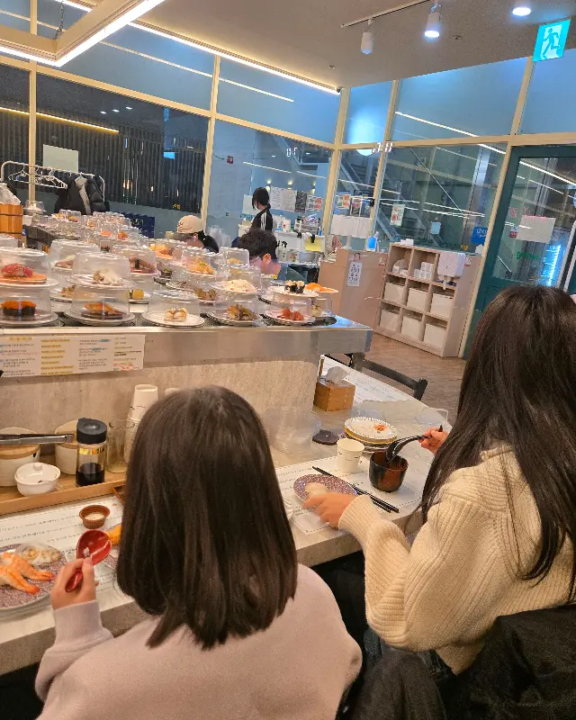 아이와 함께 초밥을 즐기는 가족