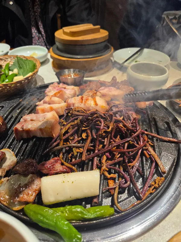 솥밥과 함께 즐기는 흑돼지