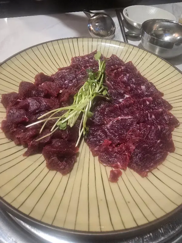 촉촉하고 신선한 뭉티기