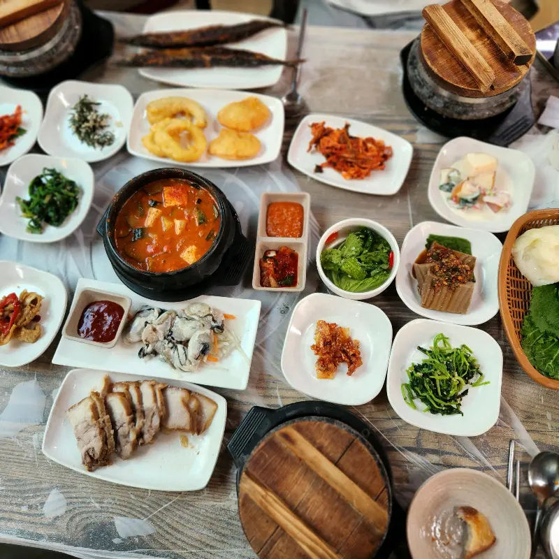 돌솥밥 정식 한상차림