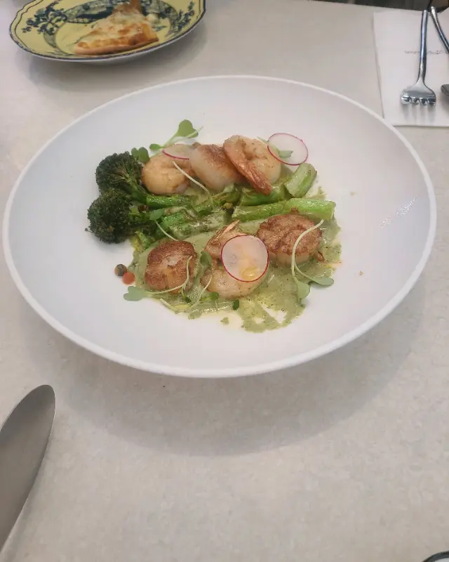 신선한 야채와 관자의 조화가 돋보이는 구운 야채와 관자구이