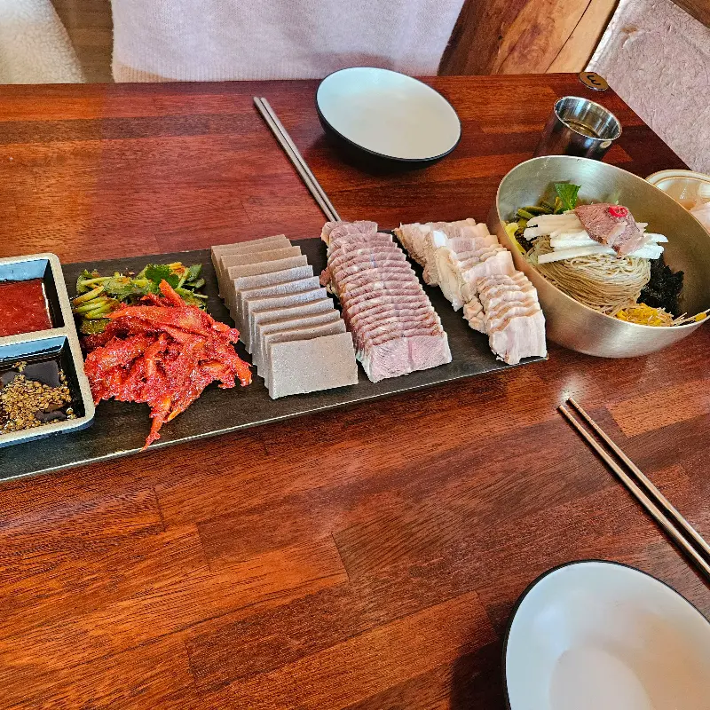 정갈하게 담긴 메밀 음식