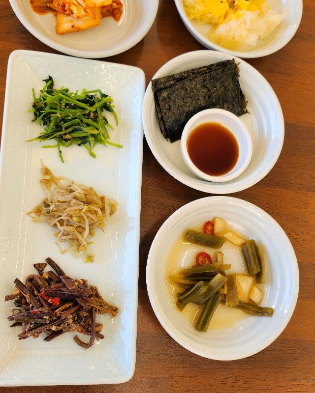 정갈하게 담긴 미꼬담의 반찬들