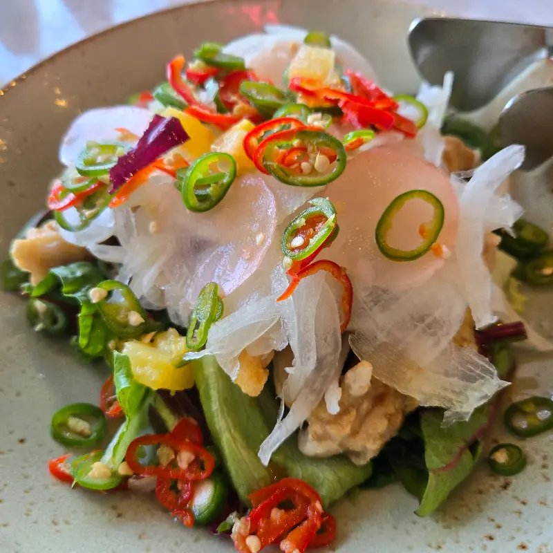 싱싱한 야채가 가득한 샐러드