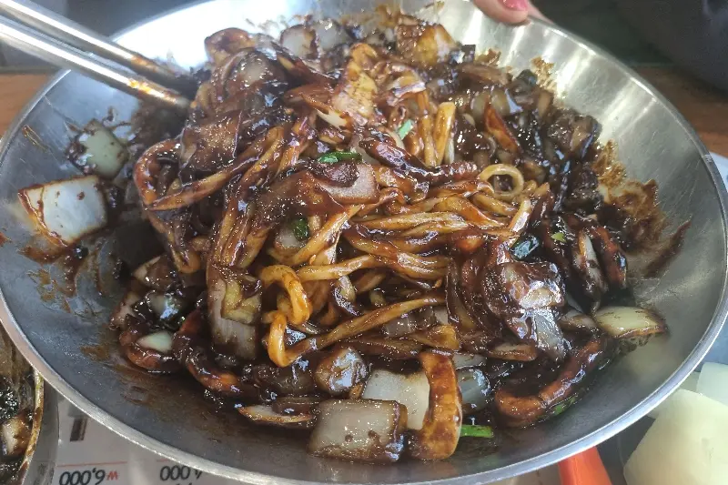 해물과 짜장 소스가 어우러진 모습