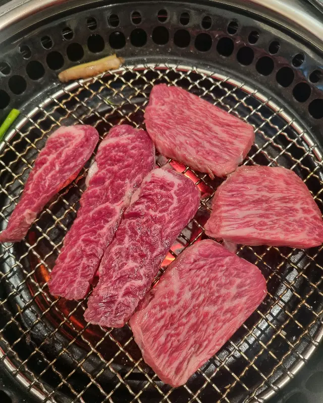 숯불 위에서 익어가는 한우