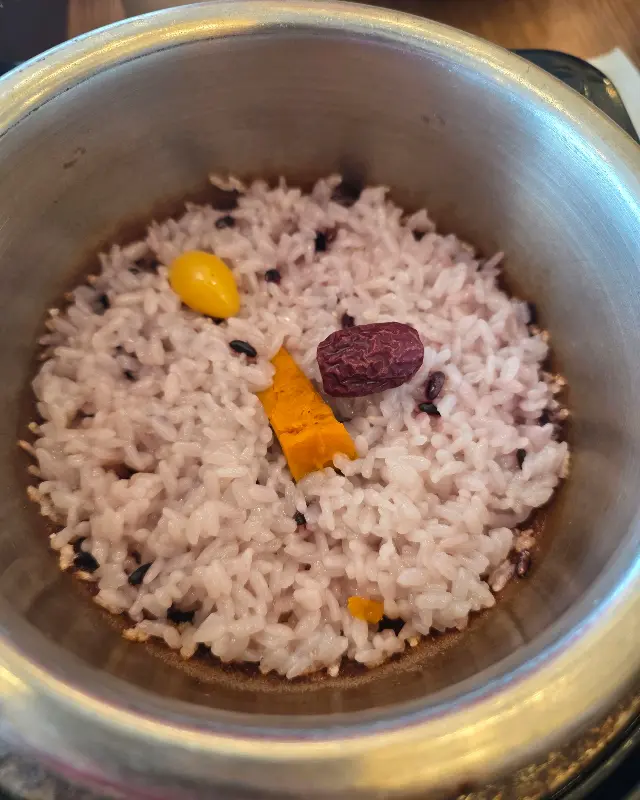 윤기가 자르르 흐르는 솥밥