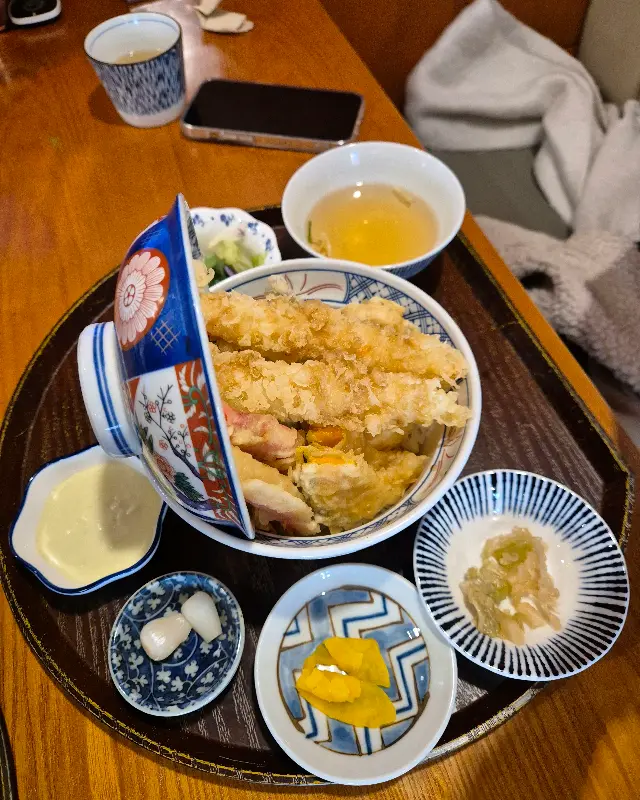 정갈하게 담겨져 나오는 텐동 한상차림