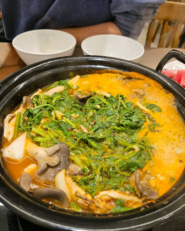 얼큰 버섯 샤브칼국수