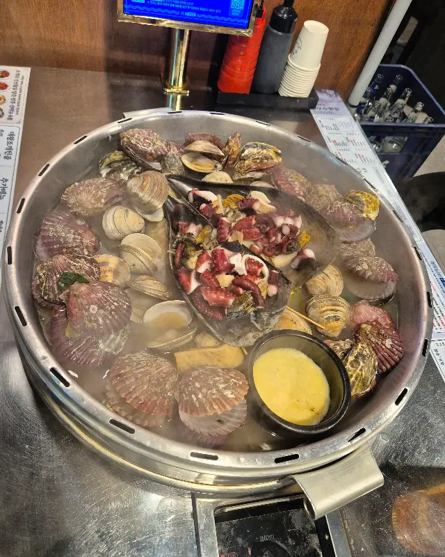 조개 전골에 칼국수 사리를 넣어 끓인 모습