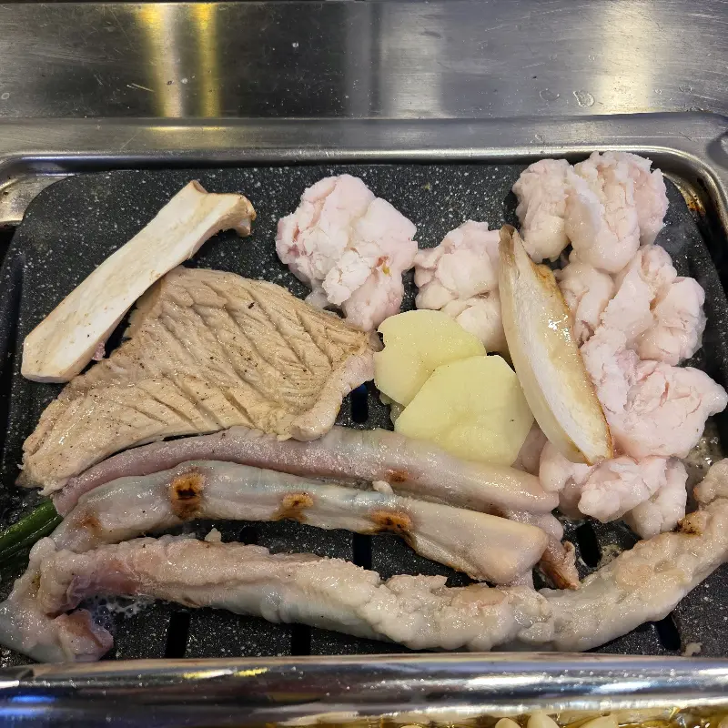 숯불 위에서 익어가는 곱창