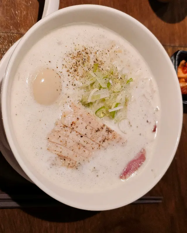 뽀얀 닭 육수가 인상적인 토리파이탄 라멘