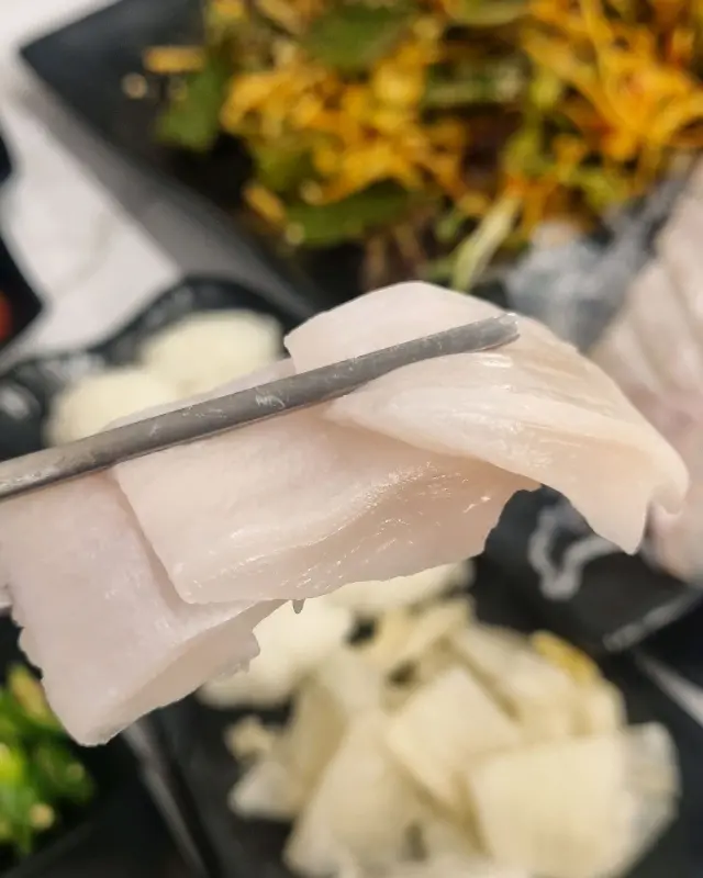 입안에서 살살 녹는 대방어의 질감