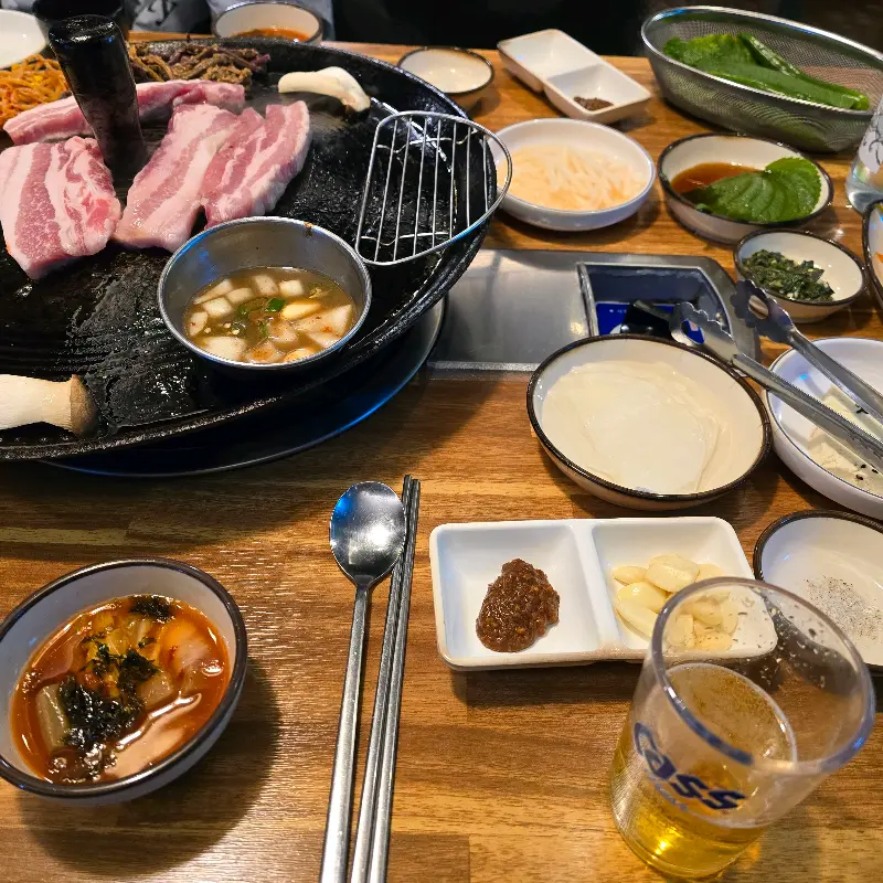 다양한 쌈 채소와 밑반찬