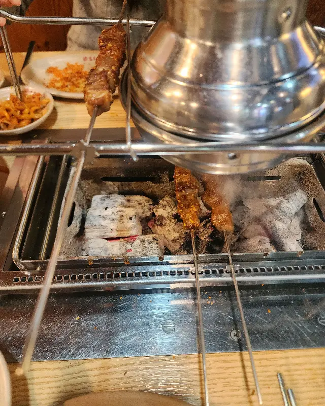 숯불 위에서 익어가는 꼬치