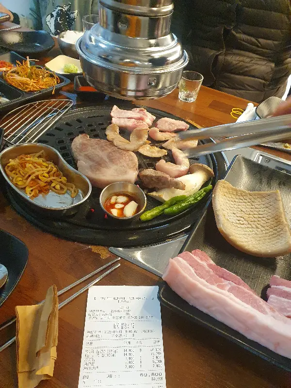숯불 위에서 맛있게 익어가는 삼겹살과 목살