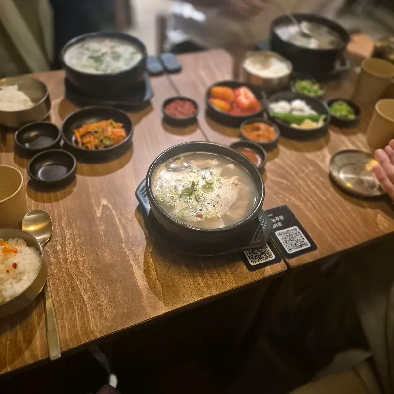 여러 명이 함께 국밥을 즐기는 모습