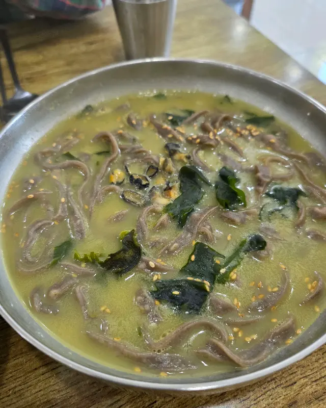 톳 면이 인상적인 보말칼국수의 모습