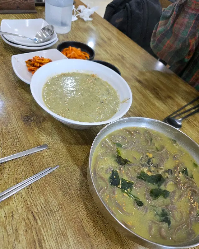 테이블 위에 놓인 보말칼국수와 전복죽