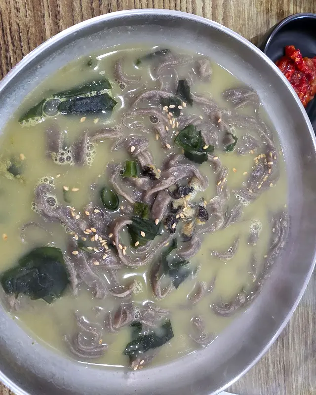 싱싱한 보말이 듬뿍 들어간 보말칼국수의 클로즈업 사진