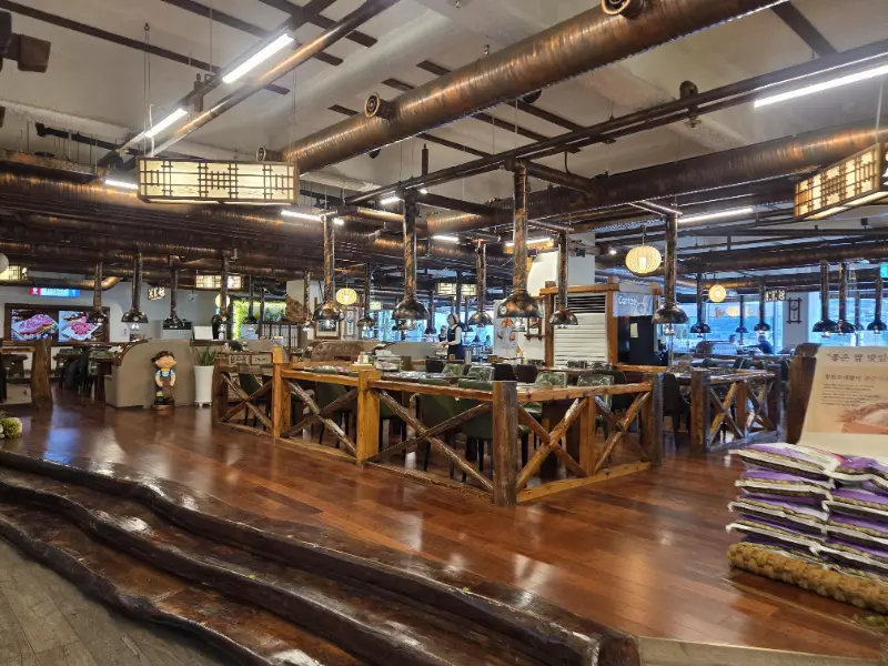 넓은 매장 내부 전경