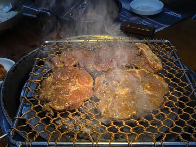 숯불 위에서 맛있게 익어가는 돼지갈비