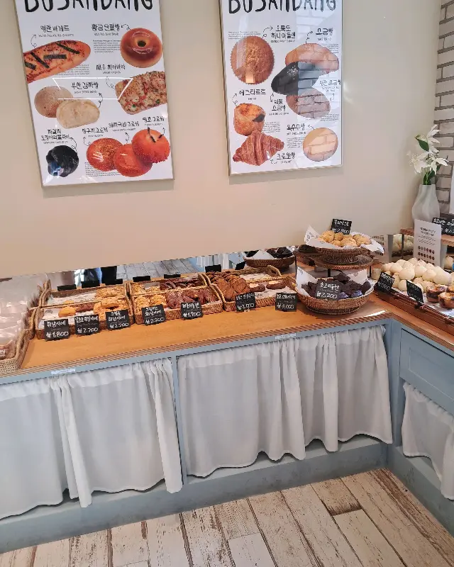 다양한 빵들이 진열된 모습