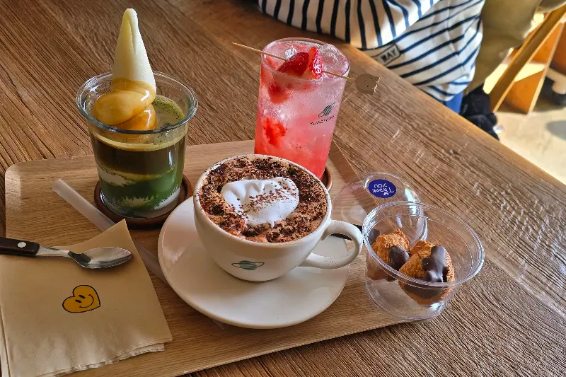 다양한 음료와 디저트가 함께 놓인 테이블