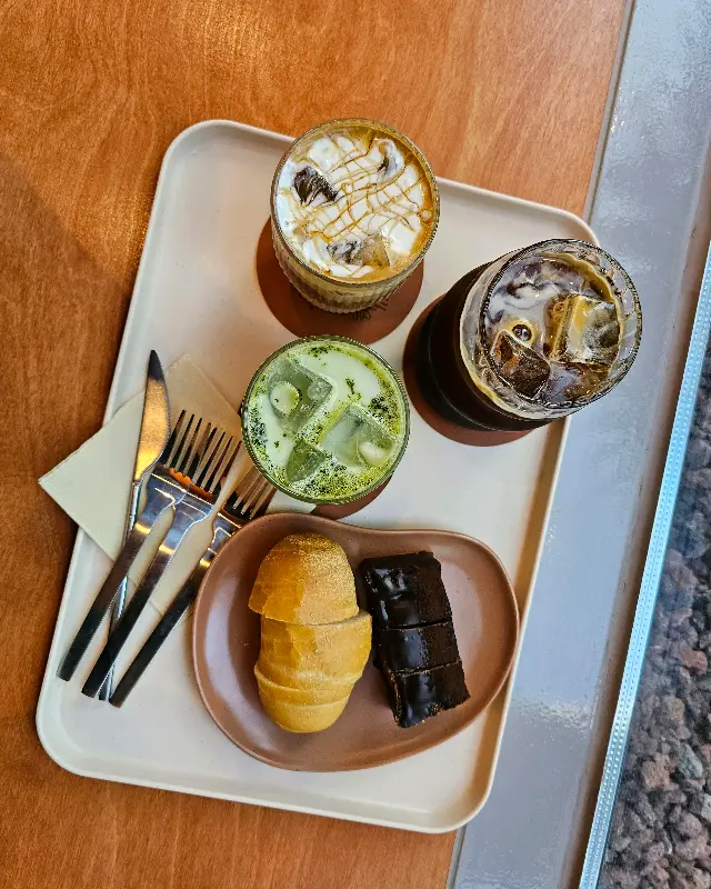 솔티카라멜크림라떼와 두바이 쫀득 쿠키, 브리오슈