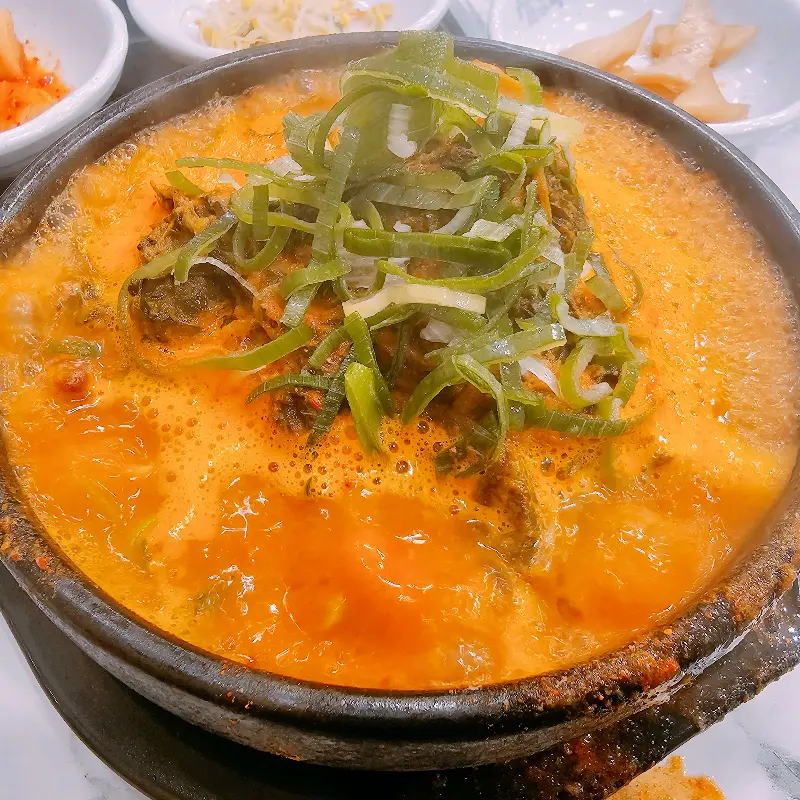 보글보글 끓고 있는 묵은지 감자탕