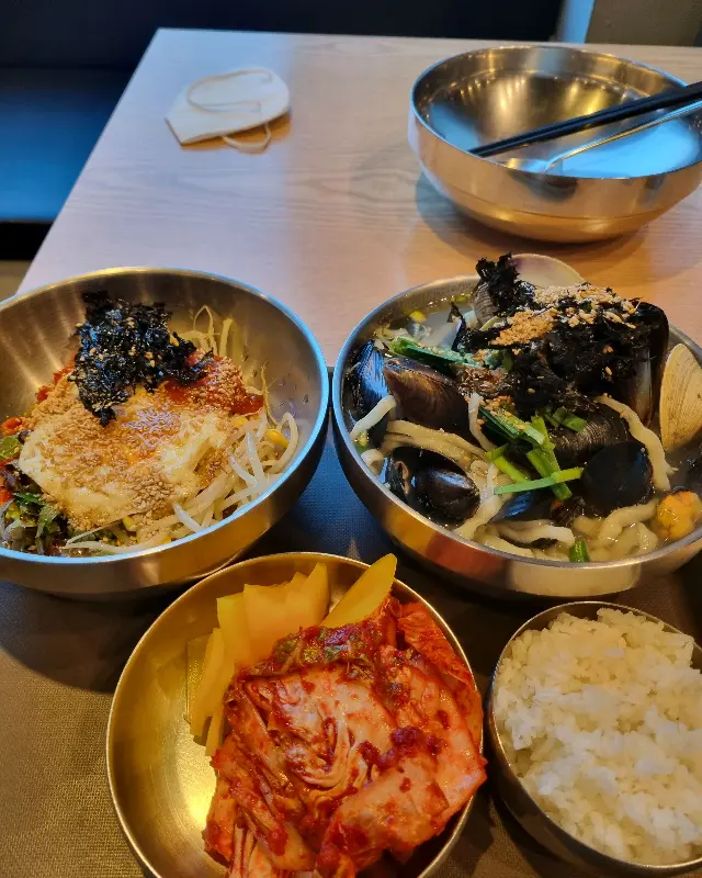 칼국수와 비빔밥 세트