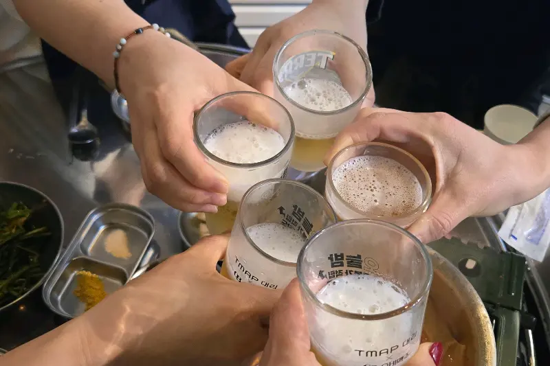 술잔을 들고 건배하는 사람들의 모습