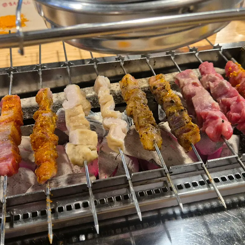 숯불 위에서 구워지는 모둠꼬치