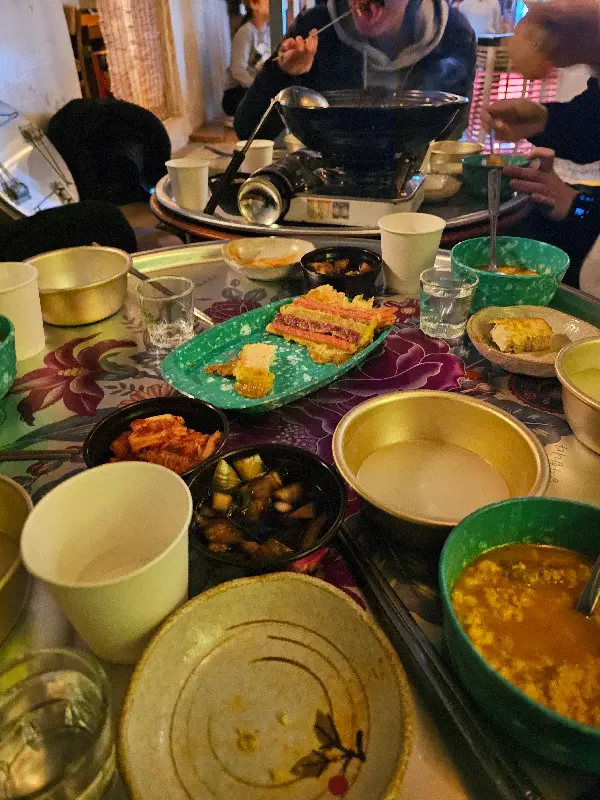 테이블 가득 차려진 안주와 술