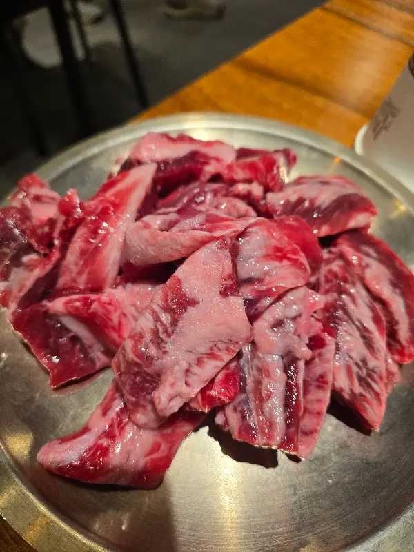 접시에 담긴 신선한 갈비살